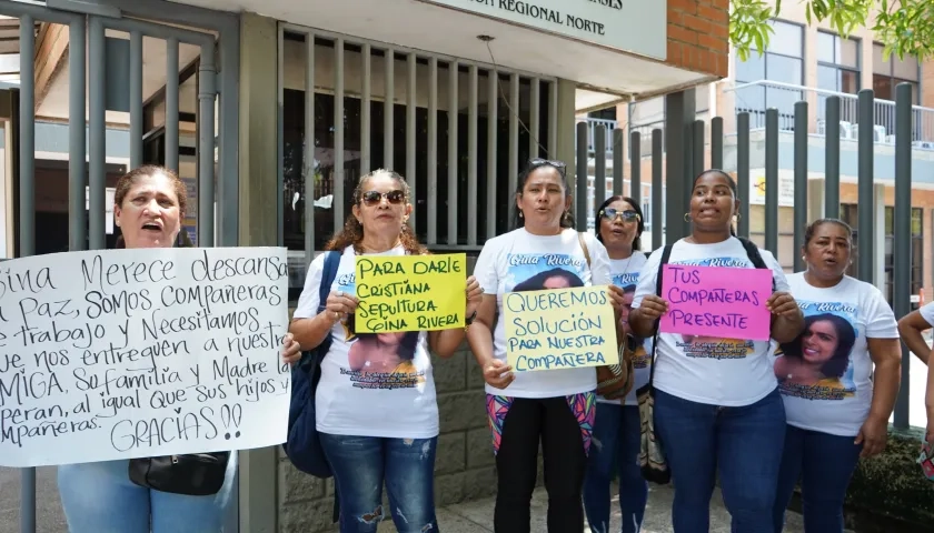 Plantón de familiares y amigas de Gina a las afueras de Medicina Legal. 