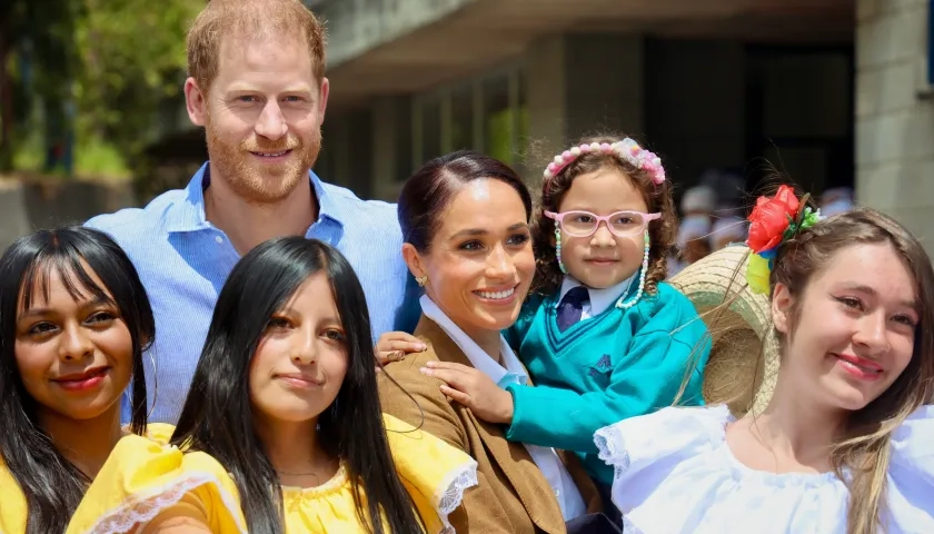 Los duques de Sussex junto con niños en un evento en Bogotá.