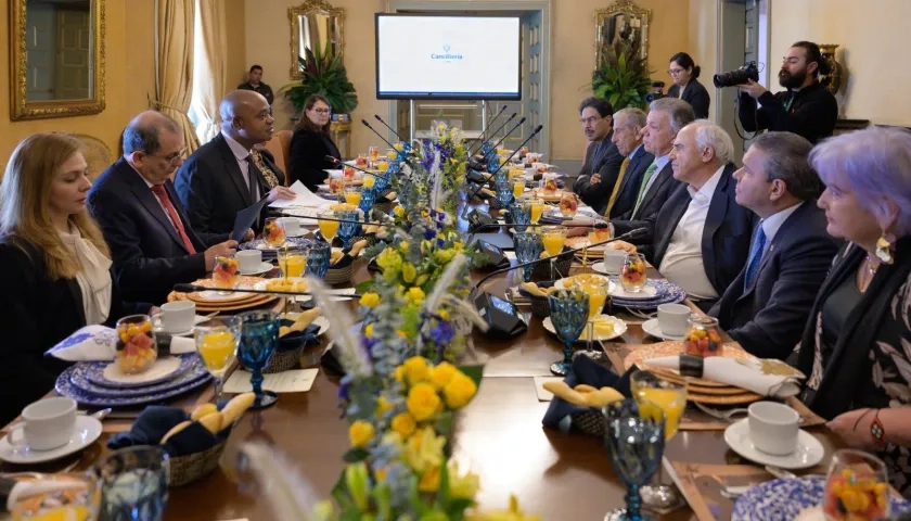 Expresidentes de Colombia reunidos en la Comisión. 