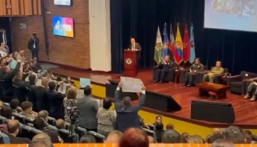 Reclamos al Ministro de Defensa, Iván Velásquez.