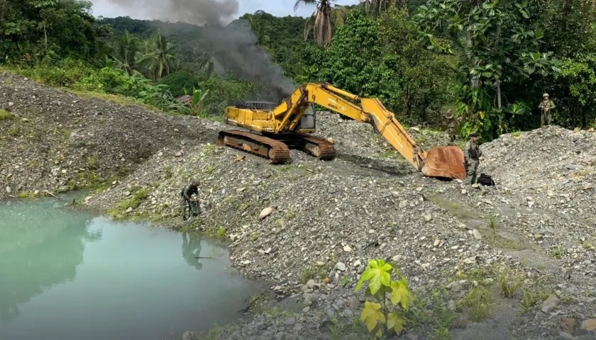 Maquinaria para minería ilegal.