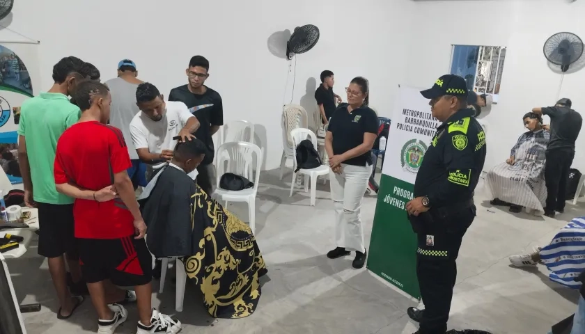 Los jóvenes también reciben curso de barbería. 