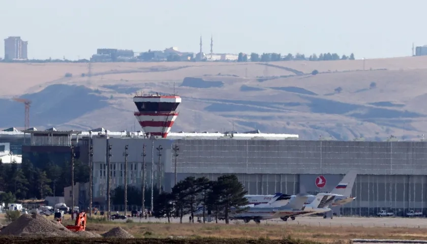 Un avión del gobierno ruso y aviones privados se ven en el Aeropuerto Esenboga en Ankara, Turquía, donde se realizó intercambio.
