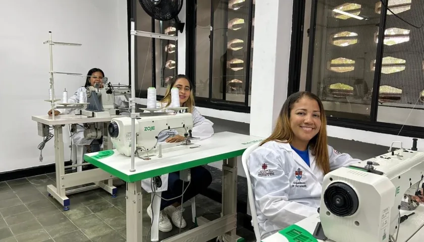 Tres de las pospenadas trabajando en la planta de alta confección inaugurada en Barranquilla