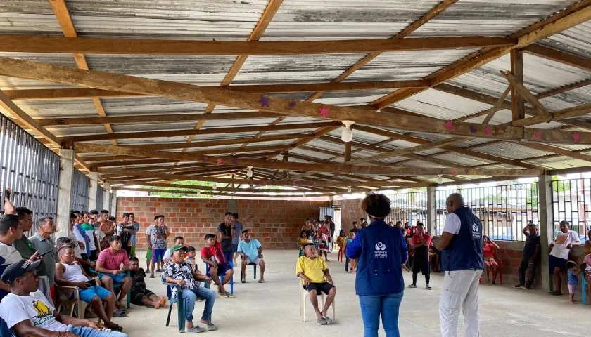 Trabajadores de la Defensoría del Pueblo con habitantes del Chocó.