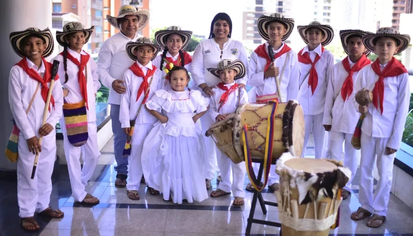 Escuela 'Herederos Ancestrales', alcaldesa de San Jacinto, Merly Viana Pérez y el  director de la Corporación Folclórica y Artesanal, Armando Tapia. 