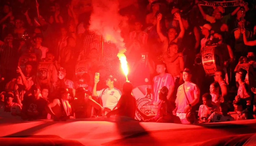 Una de las bengalas que fueron encendidas en las tribunas del Metropolitano. 