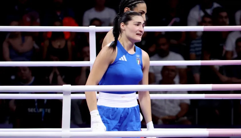 La italiana Angela Carini no aguantó el llanto tras su derrota ante Imane Khelif.