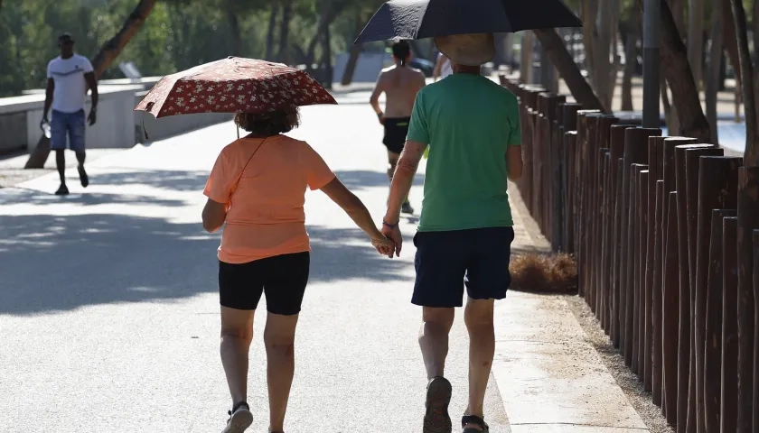 Una pareja se protege del sol en España.