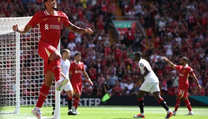 Luis Díaz celebra el tercer gol del Liverpool, segundo en su cuenta personal. 