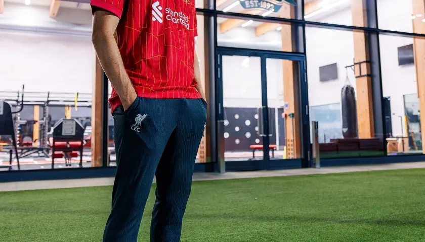 Federico Chiesa posó este jueves con la camiseta que del Liverpool.