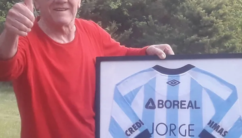 Jorge Solari tiene 83 años y todavía trabaja en el club Renato Cesarini. 