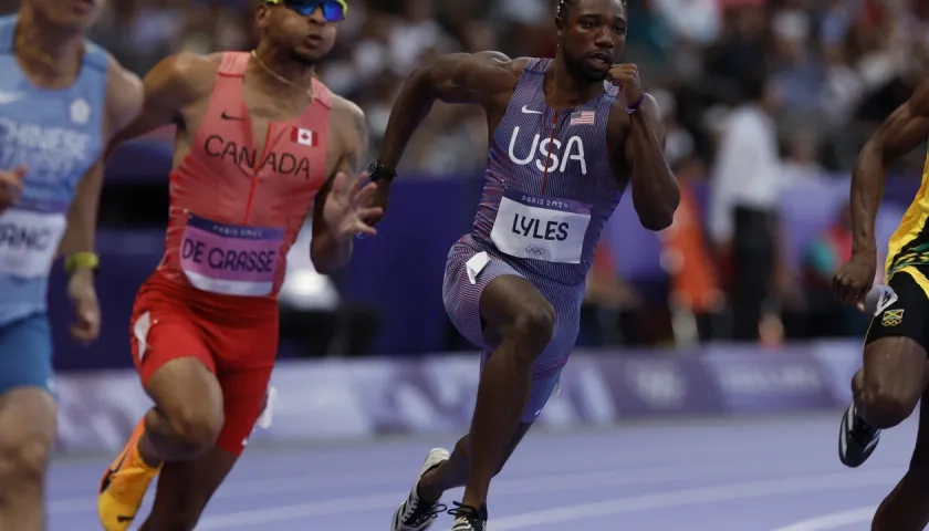 Noah Lyles en acción durante la serie eliminatoria de los 200 metros planos.