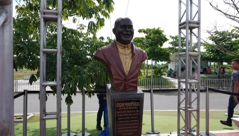 El busto de Édgar Perea develado en la Ventana de Campeones.