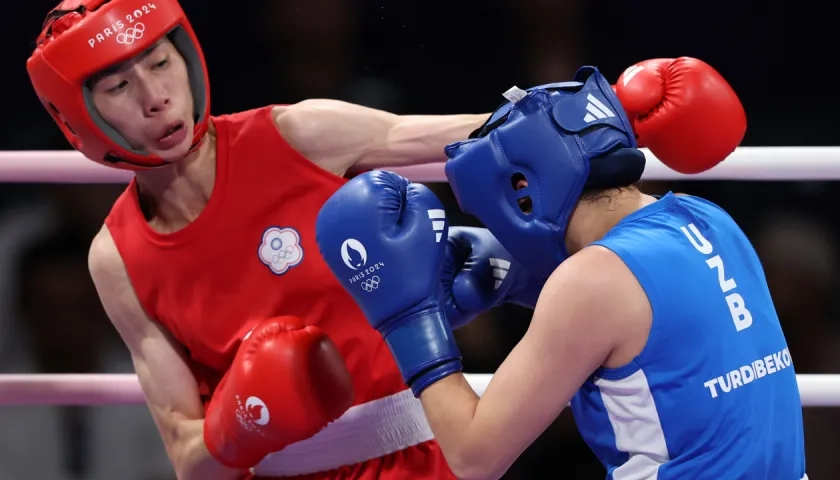 Yu Ting Lin (rojo) durante su combate contra la uzbeca Sitora Turdibekova. 