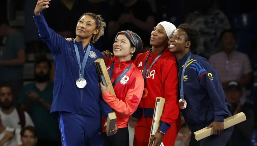 Kennedy Blades (plata), Yuka Kagami (oro) y las de bronce Milaimy Marín y Tatiana Rentería celebran con una selfie. 