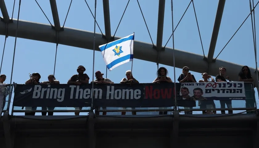 Manifestantes apoyando a familias de rehenes israelíes retenidos por Hamás en Gaza.