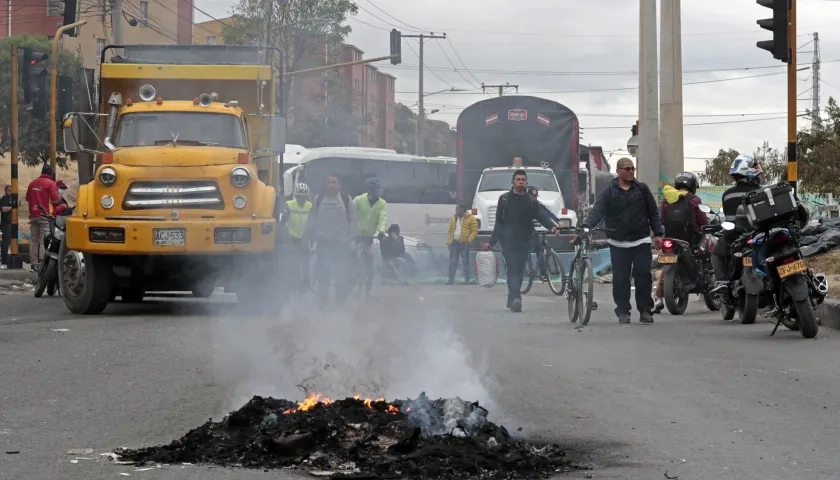 Vía bloqueada durante manifestación en Bogotá.