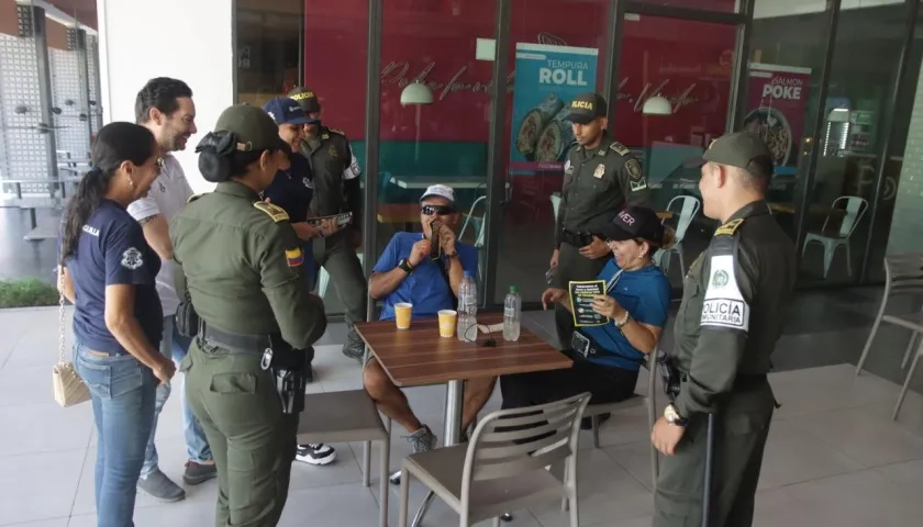 Las autoridades realizando campañas de prevención para la celebración de Amor y Amistad. 