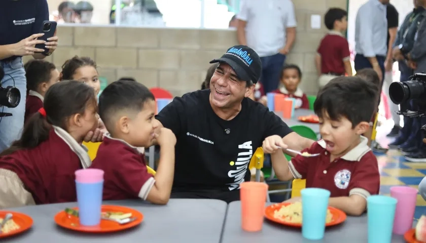 Alcalde Alejandro Char con los niños de la IED La Unión.