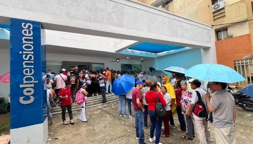 Muchos pensionados haciendo filas este lunes en Colpensiones de la calle 82. 