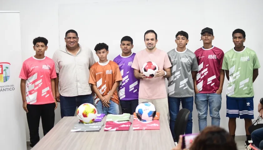 El presidente de la Liga de Fútbol del Atlántico, Francisco Sánchez, el director de Indeportes, Iván Urquijo, y los futbolistas que participarán en el torneo.