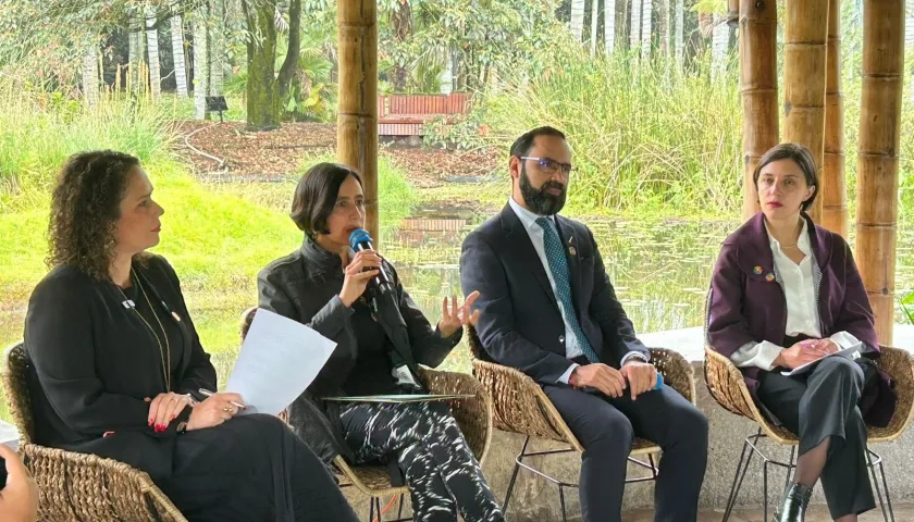 La ministra de Transporte, María Constanza García; la ministra de Ambiente, Susana Muhamad; el ministro de Minas, Andrés Camacho, y el ministro de Agricultura, Martha Carvajalino.