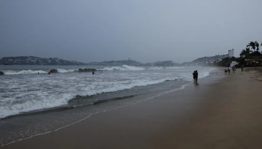 Fuerte oleaje producido por el huracán en la ciudad turística de Acapulco. 