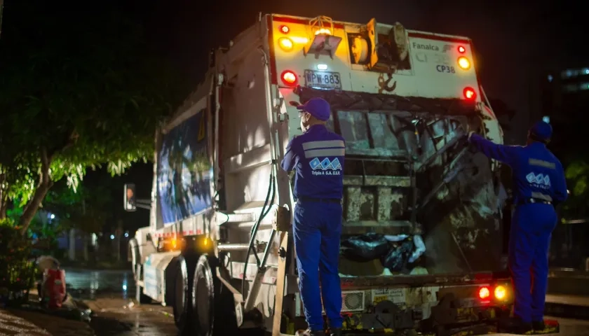 Operarios de aseo supervisan los sectores y se encargan de retirar residuos.