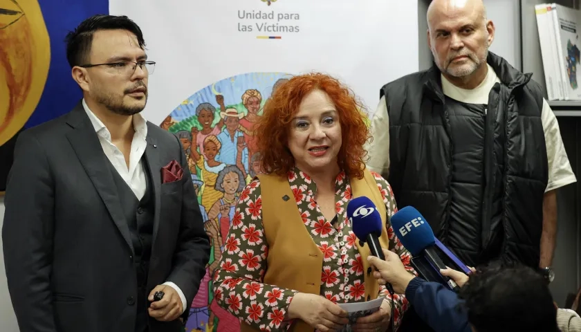 El director de la Agencia Nacional de Tierras, Felipe Harman (i), la directora de la Unidad para las Víctimas, Lilia Solano, y el excomandante paramilitar Mancuso. 