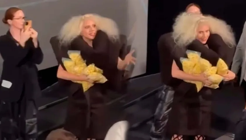 Lady Gaga entregando palomitas de maíz a sus seguidores. 