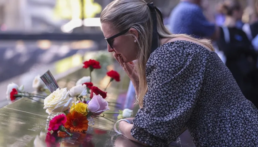 La tristeza de una mujer durante los actos de conmemoración.