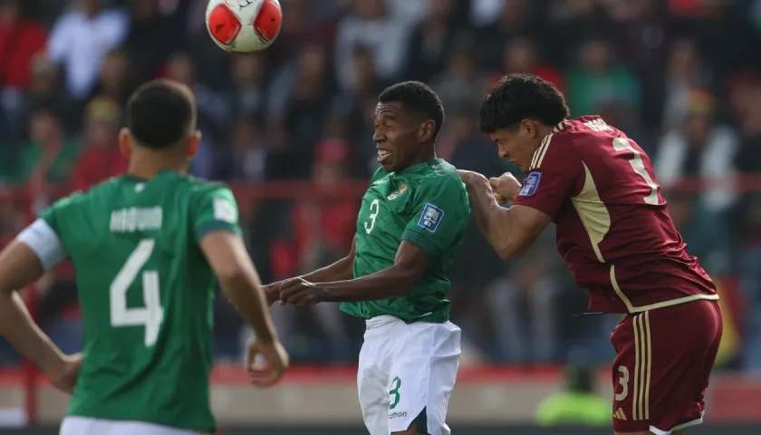 El boliviano Diego Medina despeja ante el asedio del venezolano Yordan Osorio.