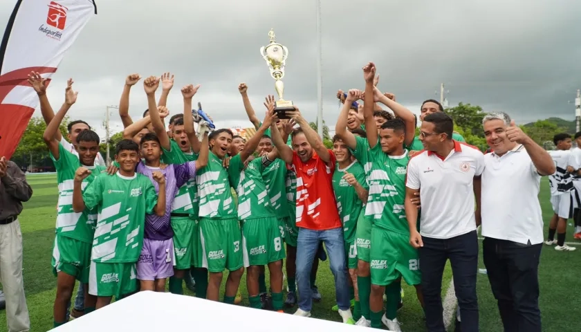 Integrantes de Sabanagrande tras recibir el trofeo de campeón.