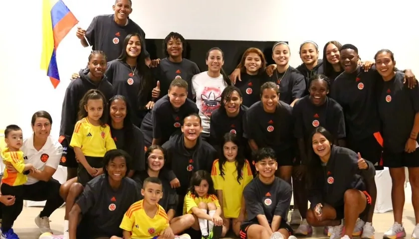 Mariana Pajón con las jugadoras de la Selección Colombia femenina sub-20.