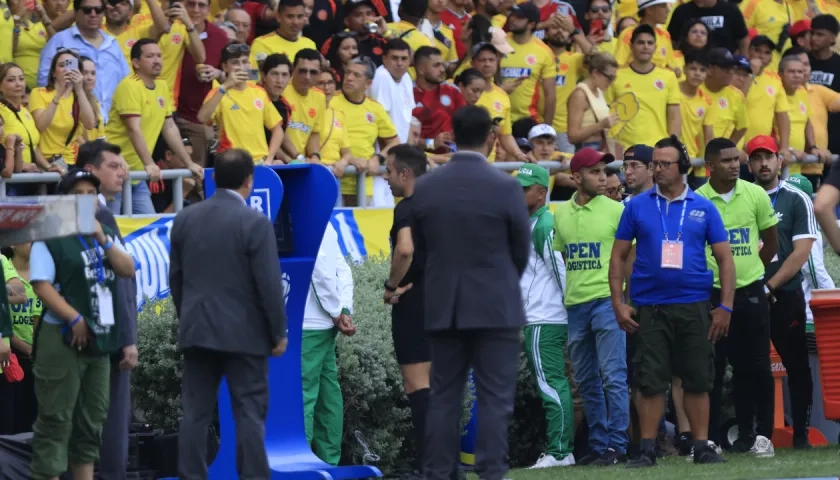 El árbitro chileno Piero Maza revisa la jugada del penalti en el VAR.