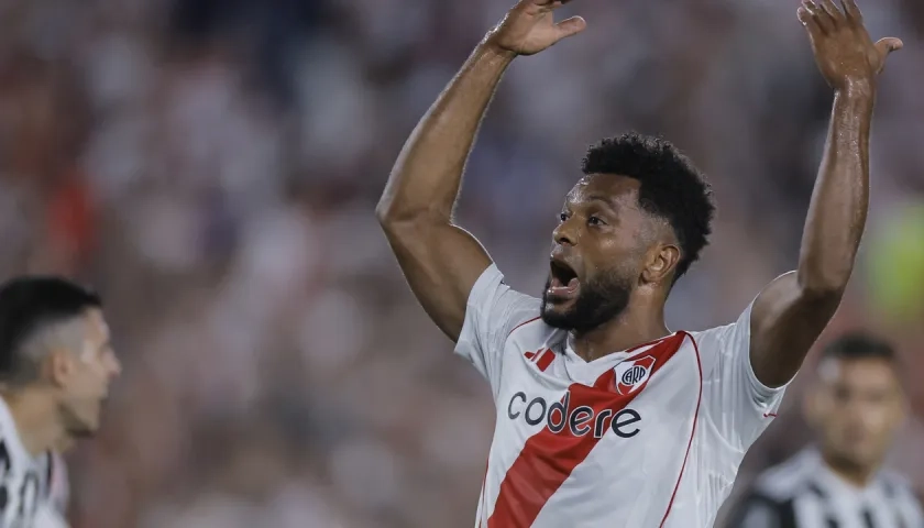 Miguel Borja intenta animar a sus compañeros durante el partido contra Atlético Mineiro.