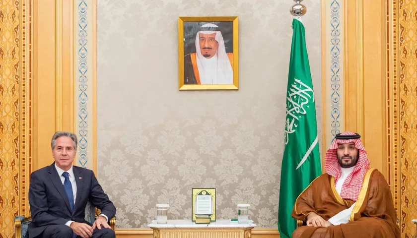 El príncipe heredero saudí Mohammed bin Salman recibiendo al secretario de Estado de EE.UU., Antony Blinken, en Riad.