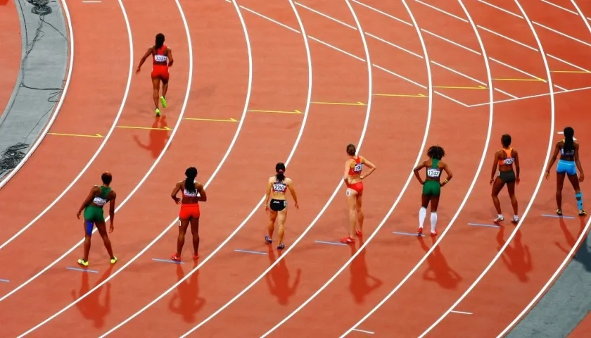 Atletas se preparan para la carrera.