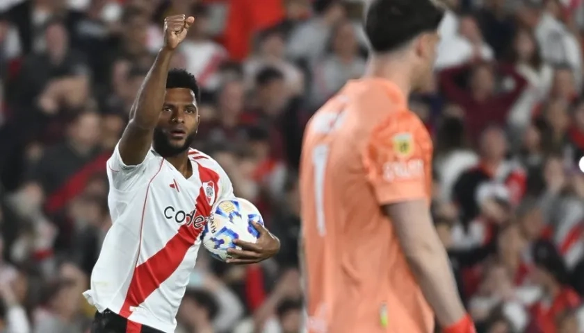 Miguel Borja tras marcarle de penal a Vélez.