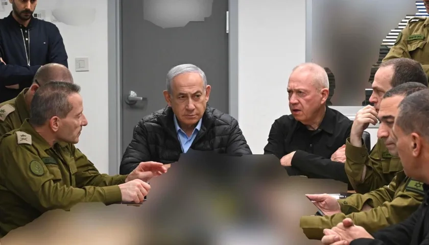 El Primer Ministro israelí de Israel, Benjamín Netanyahu, sigue el ataque a Irán en la base militar de Kyria en Tel Aviv. 