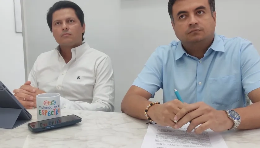 Miguel Alzate, Personero de Barranquilla, y Edwar Orozco, Personero de Santa Marta, este jueves en rueda de prensa en la Personería de la capital del Atlántico.