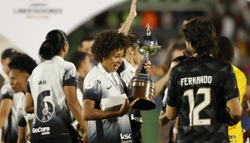 Las jugadoras del Corinthians tras recibir el trofeo de la Copa Libertadores Femenina.  