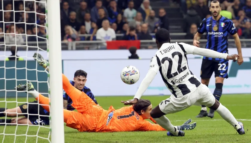 Timothy Weah anota el segundo gol de Juventus contra Inter de Milán.