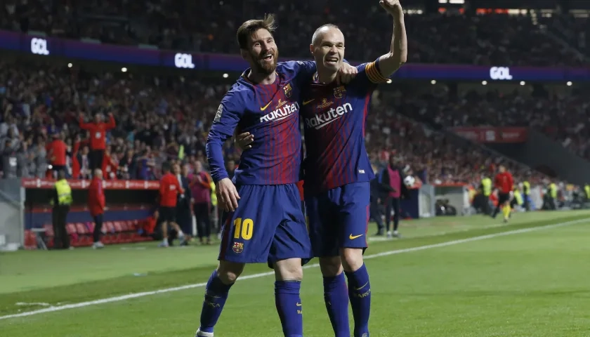 Lionel Messi y Andrés Iniesta celebrando un gol con el Barcelona.