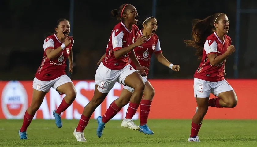 La celebración de las jugadoras de Santa Fe tras pasar a la final al vencer en la tanda de penales a Independiente del Valle.