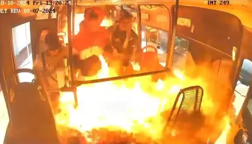 Momento en que incendian la buseta.