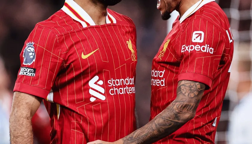 Mohamed Salah, autor del gol del triunfo del Liverpool, celebra con el colombiano Luis Díaz. 