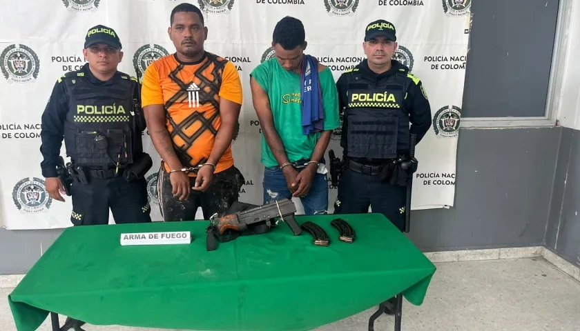 Los dos capturados con el fusil AK47. 