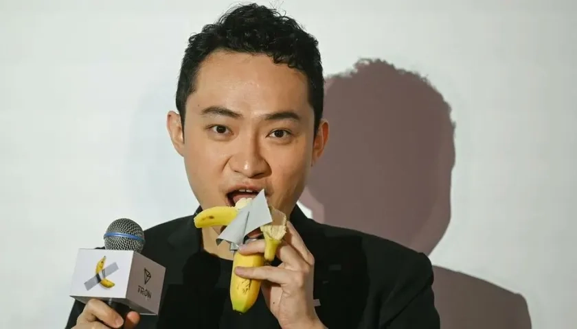 Justin Sun comiéndose "su obra de arte". 